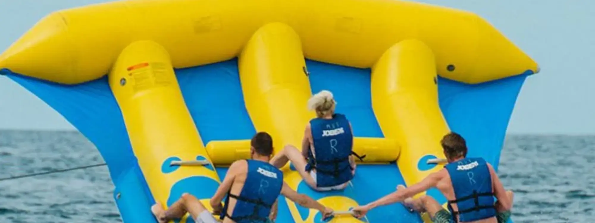 Hinchables acuáticos en Alicante: Crazy Sofa y Flyfish desde el Puerto Deportivo