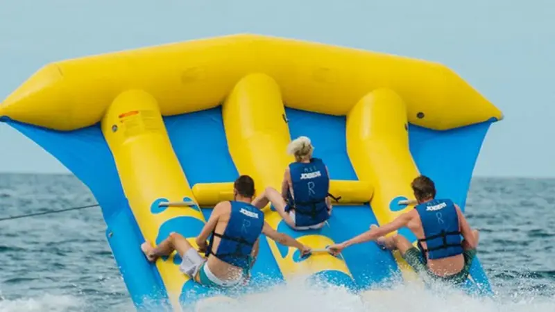 Hinchables acuáticos en Alicante: Crazy Sofa y Flyfish desde el Puerto Deportivo
