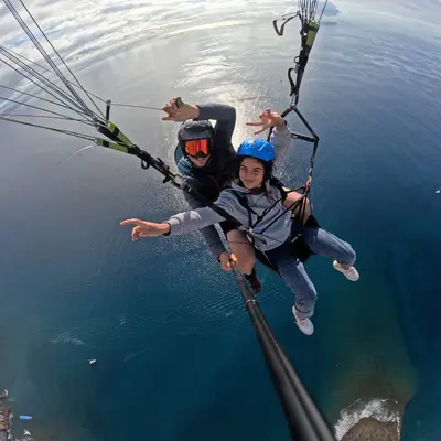 Vuelo de parapente PREMIUM con el campeón nacional Daniel Crespo en Adeje, Tenerife