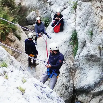 Barranquismo nivel avanzado en el Barranco del Penya Blanca en Benialfaquí