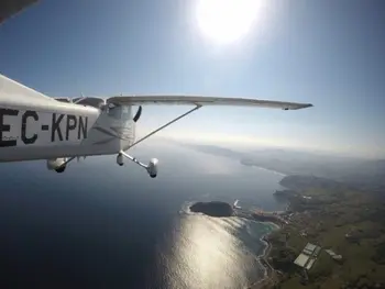 Vuelo de divulgación en avioneta en el aeropuerto de San Sebastián, Guipúzcoa