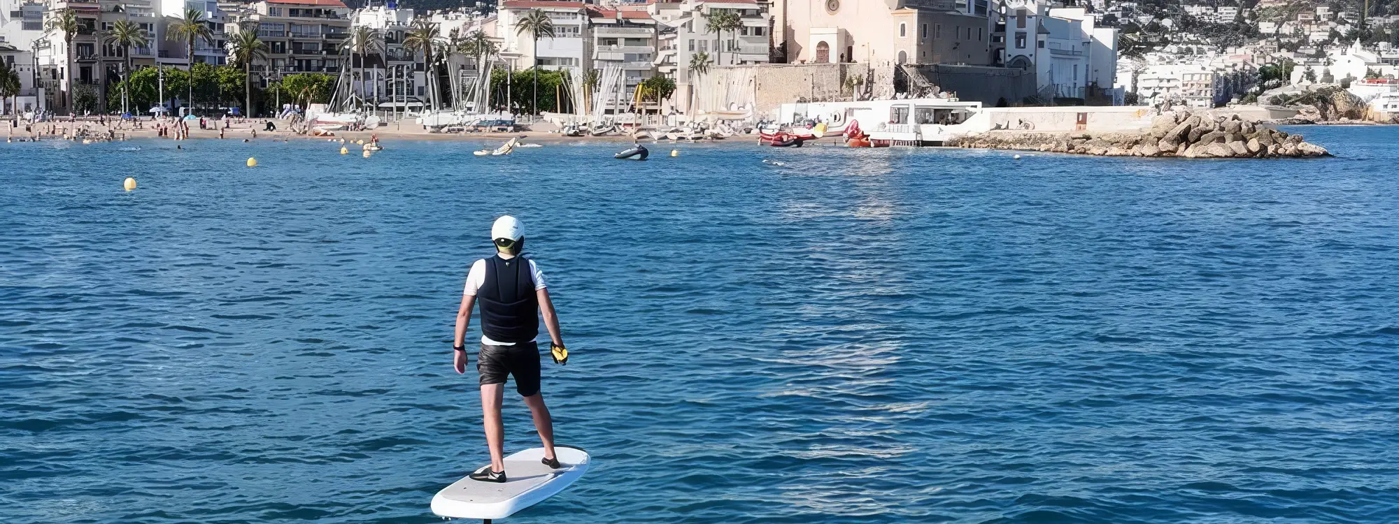 Aventura en e-foil con instrucción en Sitges