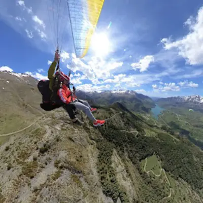 Vuelo en parapente biplaza sobre el Valle de Tena, Pirineo Aragonés