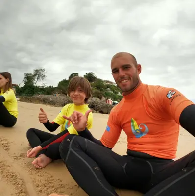 Clase de surf de 1 hora para niños en Llanes