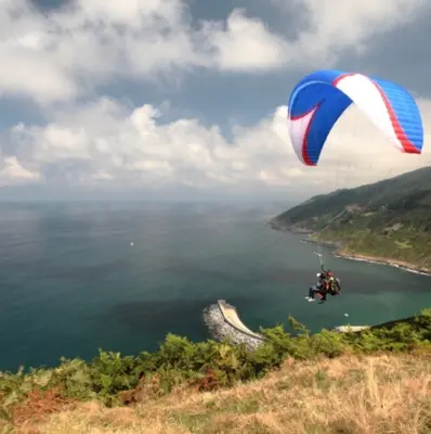 Vuelo premium en parapente en Orio con traslados, pintxo y reportaje incluido