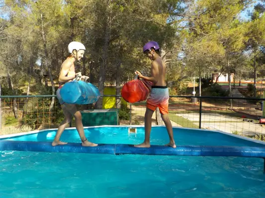 Humor amarillo infantil acuático de verano en Estivella