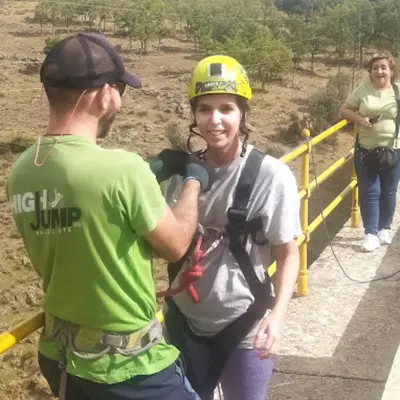 Salto de Puenting de 30 metros de altura desde el puente de Buitrago del Lozoya, Madrid