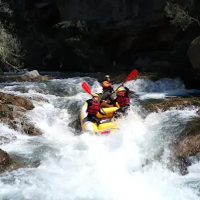 Rafting por las bravas aguas del río Mijares desde Montanejos, Castellón