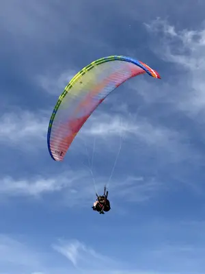 Vuelo en parapente por el Valle del Tiétar y la Sierra de Gredos desde Pedro Bernardo