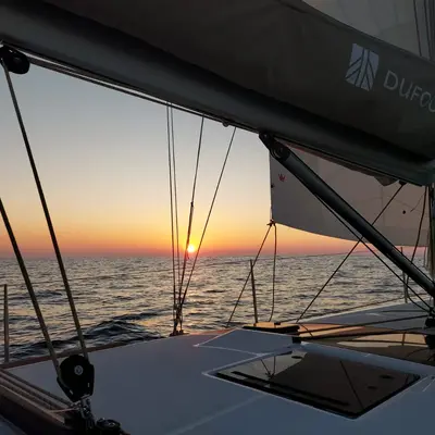 Atardecer en velero en la Bahía de la Concha con baño incluido desde el Puerto Deportivo de San Sebastián, Guipúzcoa