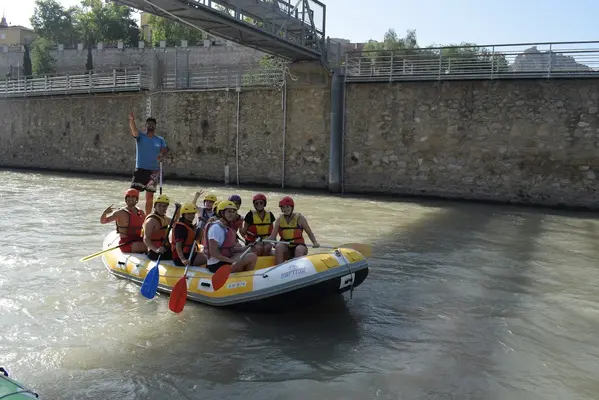 Rafting en el río Segura con paella, bebida y postre en un restaurante a orillas del río