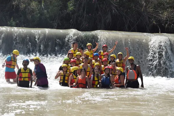 Rafting en el río Segura con paella, bebida y postre en un restaurante a orillas del río