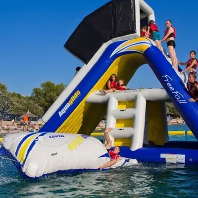 Parque acuático hinchable en la Playa de las Higuericas en Torre de la Horadada, Alicante
