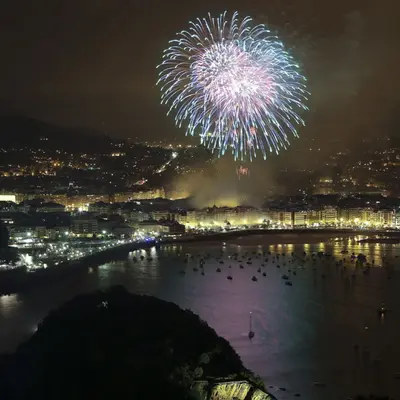 Fuegos artificiales de Semana Grande en barco en San Sebastián
