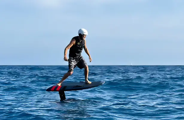 Aventura en e-foil con instrucción en Sitges