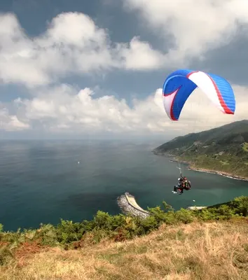 Vuelo avanzado en parapente en Orio con acrobacias y toma de mandos