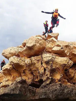 Coasteering por los acantilados de la Playa de Torres en Villajoyosa