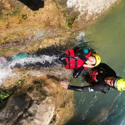 Descenso de aguas bravas por el río Mijares con tu propio cuerpo desde Montanejos, Castellón