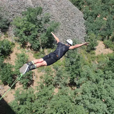 El mayor salto de Puenting (High Jumping) desde el viaducto de Buitrago en Madrid