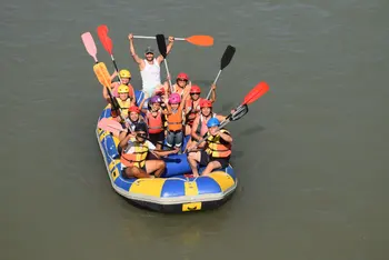 Rafting en el río Segura con paella, bebida y postre en un restaurante a orillas del río
