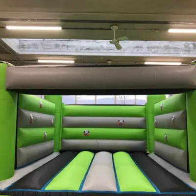 Humor amarillo indoor en San Sebastián, Guipúzcoa