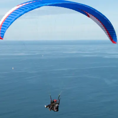 Bautismo de vuelo en parapente en Orio sobre la Costa Vasca desde Kukuarri