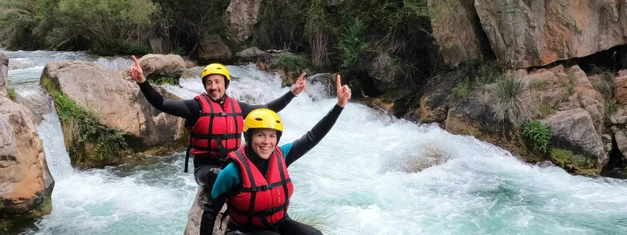 Descenso de aguas bravas por el río Mijares con tu propio cuerpo desde Montanejos, Castellón