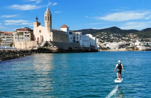 Aventura en e-foil con instrucción en Sitges
