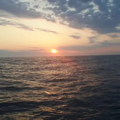 Paseo en barco al atardecer para disfrutar de la puesta de sol en San Sebastián, Guipúzcoa