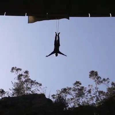 Salto de Puenting desde el Puente de Atxaspi en Vizcaya