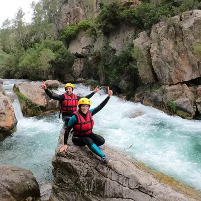 Descenso de aguas bravas por el río Mijares con tu propio cuerpo desde Montanejos, Castellón