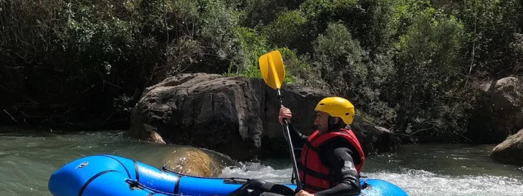 Descenso en kayak por las aguas bravas del río Mijares en Montanejos, Castellón