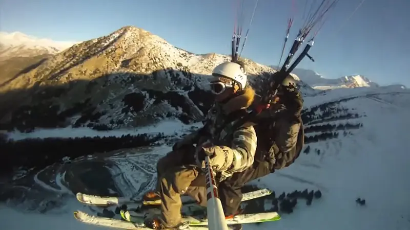 Parapente biplaza con esquís en Cerler