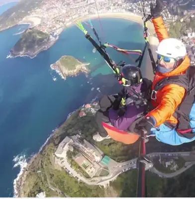 Vuelo premium en parapente en Orio con traslados, pintxo y reportaje incluido