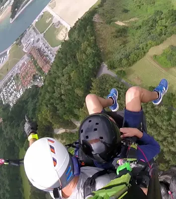 Bautismo de vuelo en parapente en Orio sobre la Costa Vasca desde Kukuarri