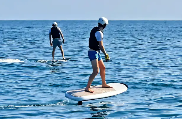 Aventura en e-foil con instrucción en Sitges