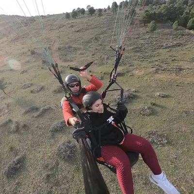 Vuelo en parapente por la vertiente sur de la Sierra de Gredos desde Cebreros