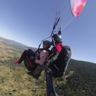 Bautismo de vuelo en parapente en Somosierra sobre el Valle del Lozoya