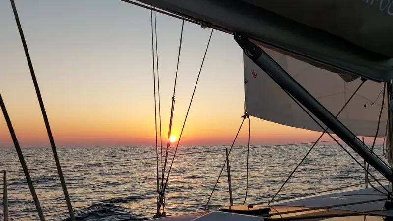 Atardecer en velero en la Bahía de la Concha con baño incluido desde el Puerto Deportivo de San Sebastián, Guipúzcoa