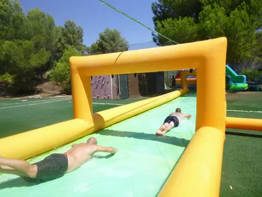 Humor amarillo acuático de verano en Estivella