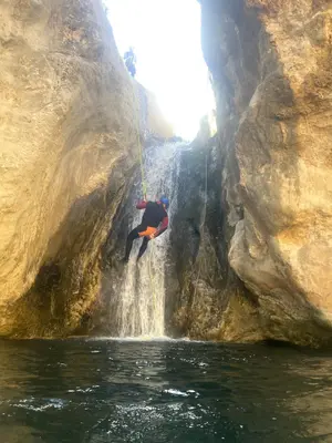 Barranquismo acuático nivel medio en la Cueva del Turche desde Buñol