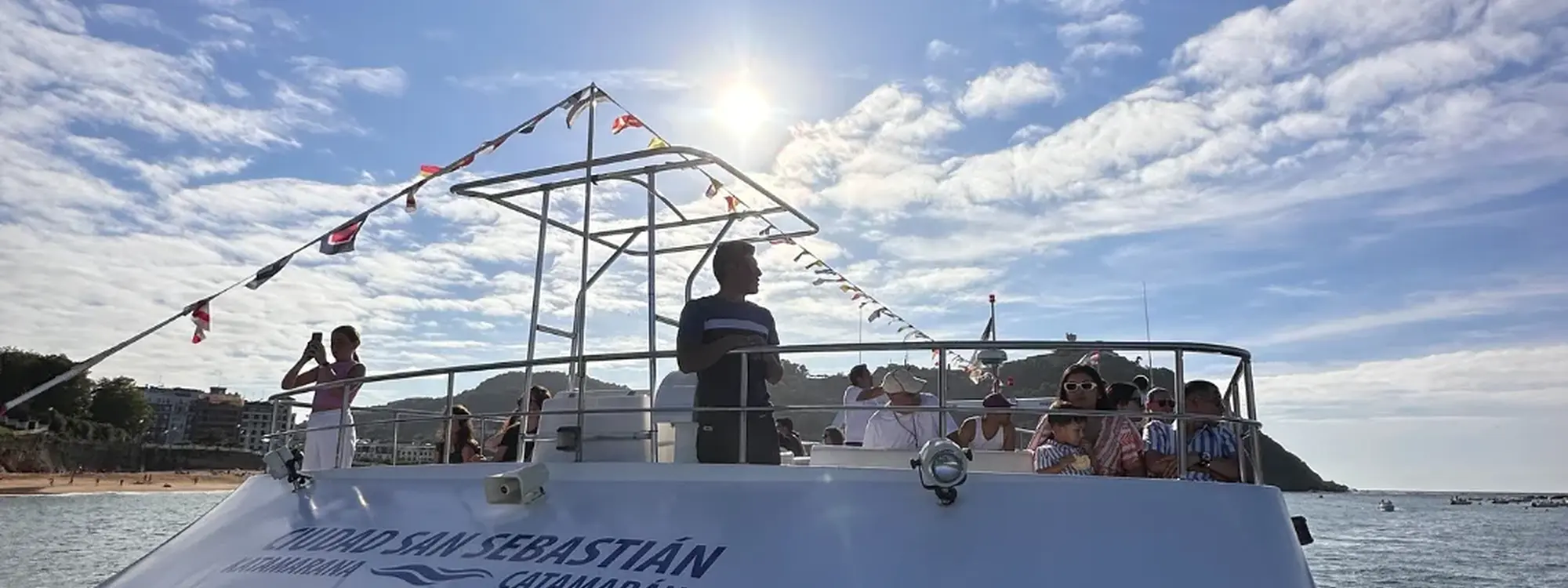 Alquiler privado de catamarán por horas en el Puerto de San Sebastián