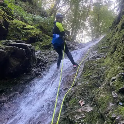 Barranquismo acuático en el barranco Vallegón de nivel II (medio) desde Arriondas, Asturias