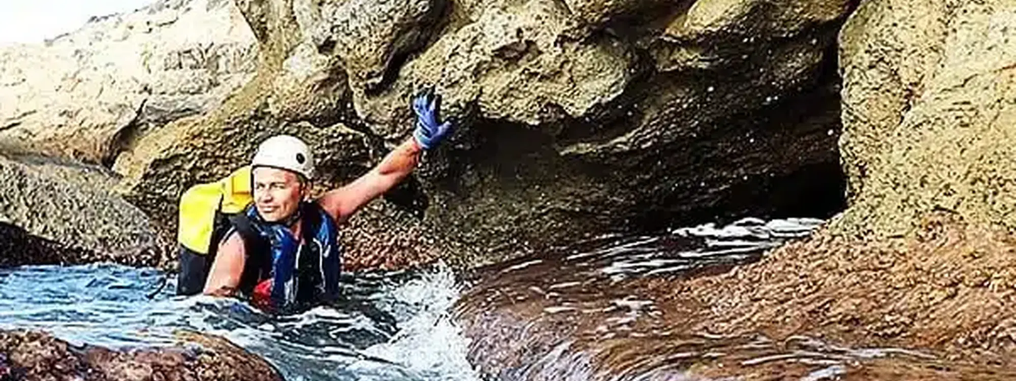 Coasteering por los acantilados de la Playa de Torres en Villajoyosa
