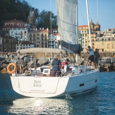 Atardecer en velero en la Bahía de la Concha con baño incluido desde el Puerto Deportivo de San Sebastián, Guipúzcoa