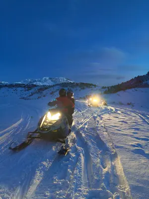 Ruta en moto de nieve al atardecer en Formigal con cena en refugio