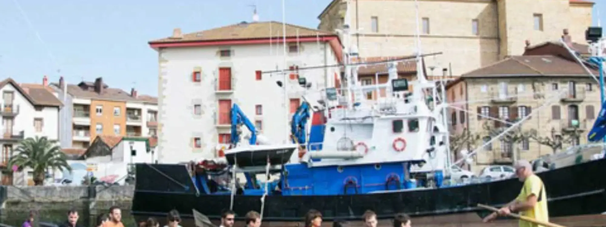 Remo tradicional vasco en trainera por el río Oria desde Orio, Guipúzcoa