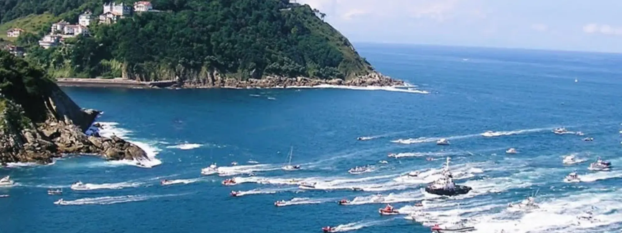 Regatas Bandera de la Concha en barco en San Sebastián, Guipuzcoa
