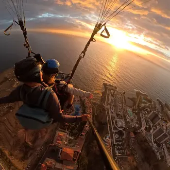Vuelo de parapente PREMIUM con el campeón nacional Daniel Crespo en Adeje, Tenerife