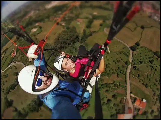 Vuelo en parapente biplaza desde el Pico del Sol en Gijón